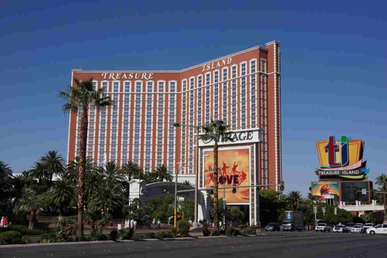14 Cheap Hotels In Las Vegas Strip Without Resort Fees (2026)