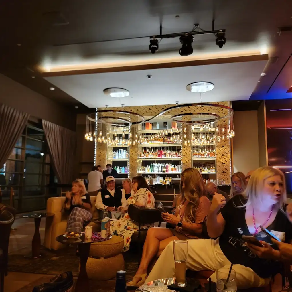 Azilo Ultra Lounge