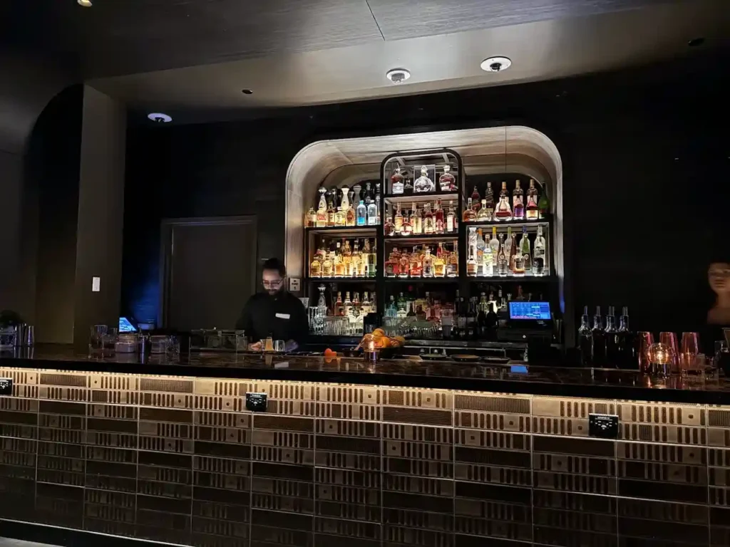 Easy's Cocktail Lounge- ARIA